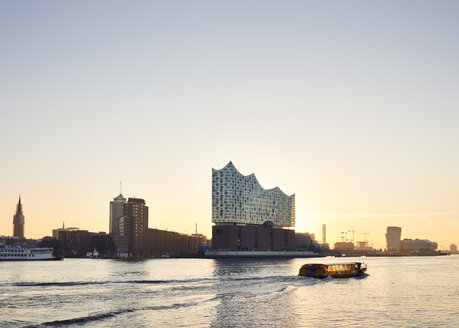 Deutschland, Hamburg, Blick auf die Elbphilharmonie bei Sonnenuntergang - WHF00062