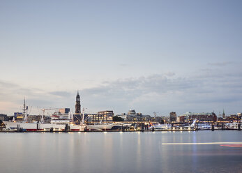 Deutschland, Hamburg, Blick auf die Stadt mit Landungsbrücken und St. Michaelis Kirche im Hintergrund - WHF00063