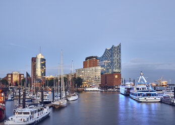 Deutschland, Hamburg, Blick auf die Elbphilharmonie in der Dämmerung - WHF00067