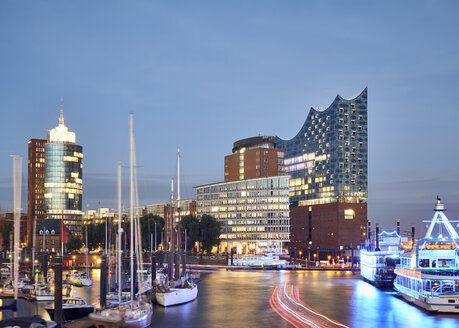 Deutschland, Hamburg, Blick auf die Elbphilharmonie in der Dämmerung - WHF00065