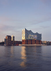 Deutschland, Hamburg, Blick auf die Elbphilharmonie in der Abenddämmerung - WHF00066