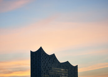 Deutschland, Hamburg, oberer Teil der Elbphilharmonie bei Sonnenaufgang - WHF00056