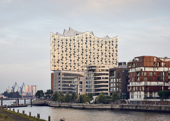 Deutschland, Hamburg, Hafencity, Blick auf die Elbphilharmonie mit Mehrfamilienhäusern im Vordergrund - WHF00057