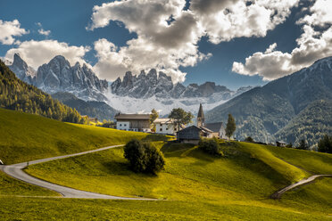 Italien, Südtirol, Vilnösser Tal, Blick auf die Kirche St. Magdalena mit Geislergruppe im Hintergrund - HAMF00234