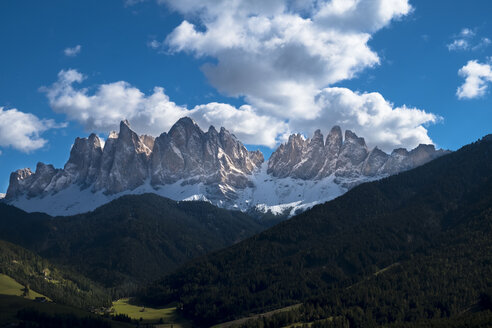 Italien, Südtirol, Blick auf die Geislergruppe - HAMF00235