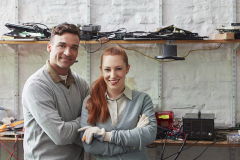 Menschen arbeiten im Lager der Computer-Recyclinganlage, lizenzfreies Stockfoto