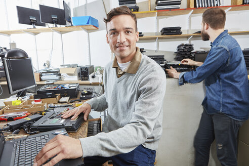 Menschen in der Werkstatt einer Computer-Recyclinganlage - RKNF00427