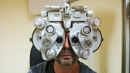 Man doing eye test - MAEF12046