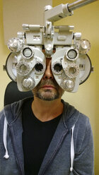 Man doing eye test - MAEF12047