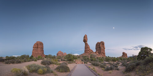 USA, Utah, Arches National Park, Blick auf Balanced Rock in der Dämmerung - EP00174