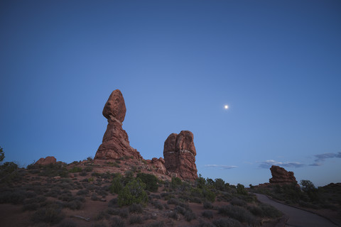 USA, Utah, Arches National Park, Blick auf Balanced Rock zur Blauen Stunde, lizenzfreies Stockfoto