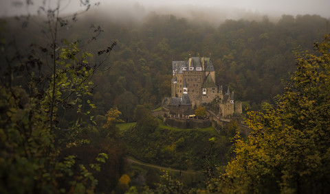 Deutschland, Wierschem, Blick zur Burg Eltz, lizenzfreies Stockfoto