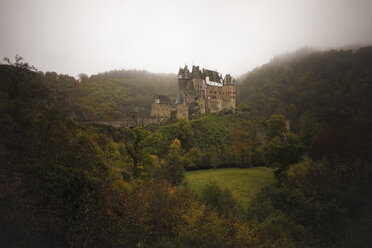 Deutschland, Wierschem, Blick zur Burg Eltz - MPA00084