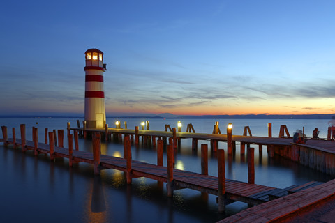 Österreich, Seewinkel, Podersdorf, Leuchtturm in der Dämmerung, lizenzfreies Stockfoto