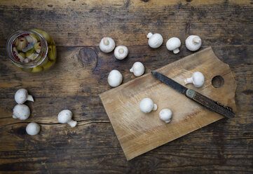 Glas eingelegte Champignons und frische weiße Champignons - LVF05555