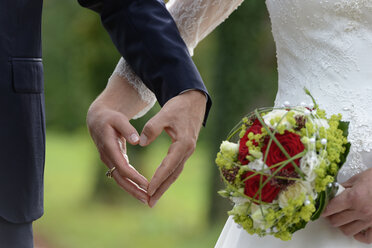 Hands of bride and groom forming a heart, close-up - LBF01506