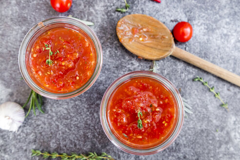 Zwei Gläser mit hausgemachter Tomatensauce auf Stein - SARF03041