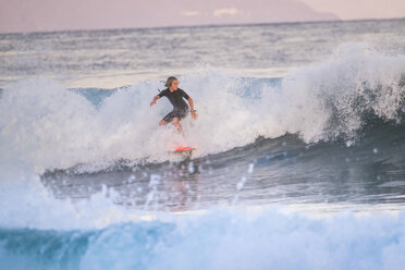 Spanien, Teneriffa, Junge beim Surfen im Meer - SIPF00996