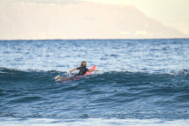 Spanien, Teneriffa, Junge beim Surfen im Meer - SIPF01000