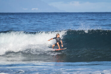 Spanien, Teneriffa, Junge beim Surfen im Meer - SIPF01003