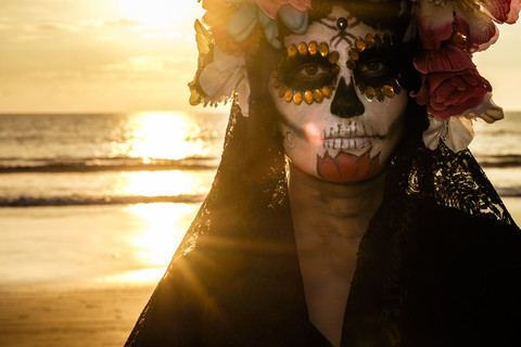 Mexiko, Riviera Nayarit, weibliche Skelettfigur als Symbol für die Feier des Todes am Dia de Los Muertos, lizenzfreies Stockfoto