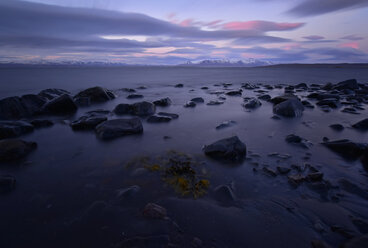 Island, Meer in Nordisland in der Dämmerung - FDF00212
