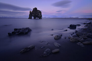 Island, Meer mit Felsformation in Nordisland in der Dämmerung - FDF00213