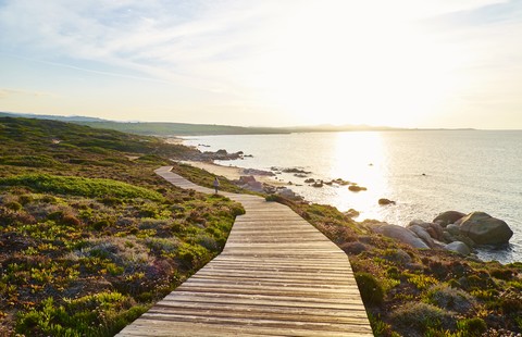 Italien, Sardinien, Lu Litarroni, Küstenweg bei Sonnenuntergang, lizenzfreies Stockfoto