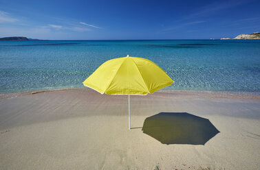 Italien, Sardinien, gelber Sonnenschirm am Strand von Rena Majori - MRF01658