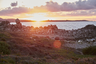 Italien, Sardinien, Naracu Nieddu, Felsenküste bei Sonnenuntergang - MRF01665