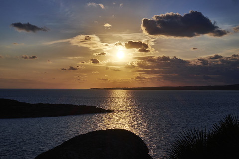Italien, Sardinien, Sant'Antioco, Calasetta, Meer bei Sonnenuntergang, lizenzfreies Stockfoto