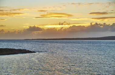 Italien, Sardinien, Sant'Antioco, Calasetta, Meer bei Sonnenuntergang - MRF01672