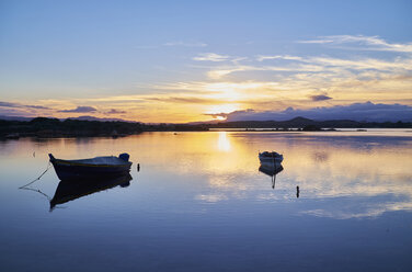 Italien, Sardinien, Murta Maria, Boote auf dem Wasser bei Sonnenuntergang - MRF01675