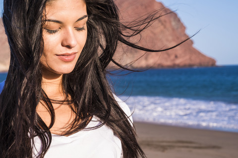 Junge Frau am Strand, lizenzfreies Stockfoto