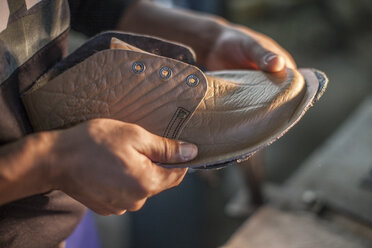 Schuhmacher bei der Arbeit am Schuh in der Werkstatt - ZEF11283