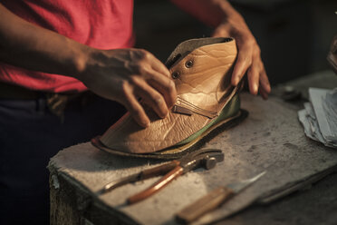 Schuhmacher bei der Arbeit am Schuh in der Werkstatt - ZEF11286