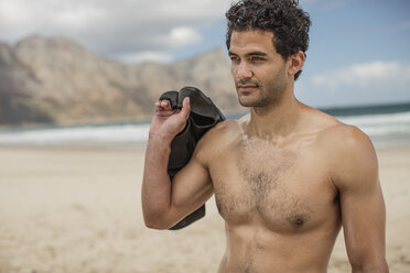 Junger Mann mit Schwimmflossen am Strand - ZEF11297