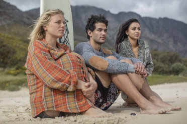 Friends with surfboard sitting together on the beach - ZEF11313