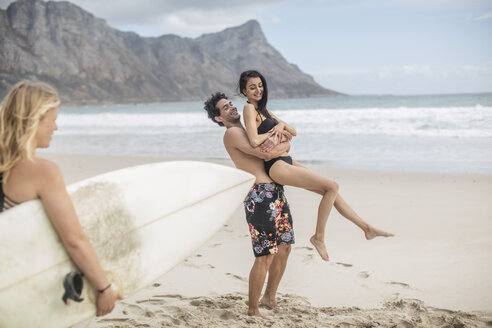 Friends together on the beach having fun - ZEF11316