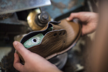 Schuhmacher bei der Arbeit am Schuh in der Werkstatt - ZEF11328