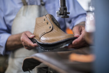 Schuhmacher bei der Arbeit am Schuh in der Werkstatt - ZEF11331