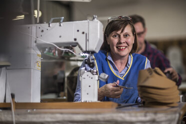 Porträt einer lächelnden Näherin in einer Schuhmacherwerkstatt - ZEF11342