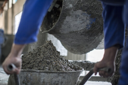 Arbeiter beim Mischen von Beton in einem industriellen Topfwerk - ZEF11377