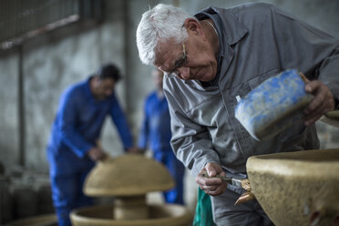 Mann arbeitet an Keramik in einer industriellen Töpferei - ZEF11385