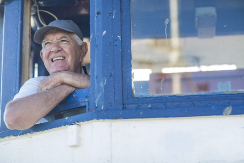 Fischer bei der Arbeit auf einem Trawler, lizenzfreies Stockfoto