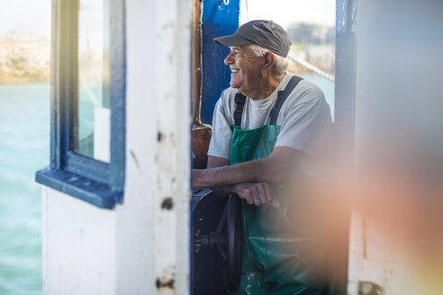 Fischer bei der Arbeit auf einem Trawler - ZEF11396