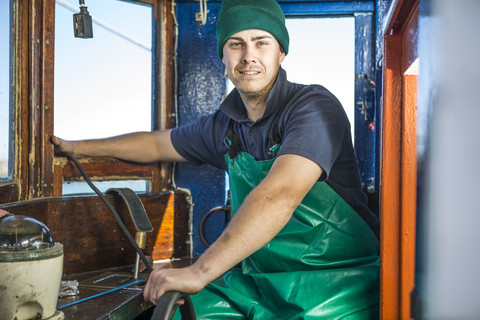 Fischer bei der Arbeit auf einem Trawler, lizenzfreies Stockfoto