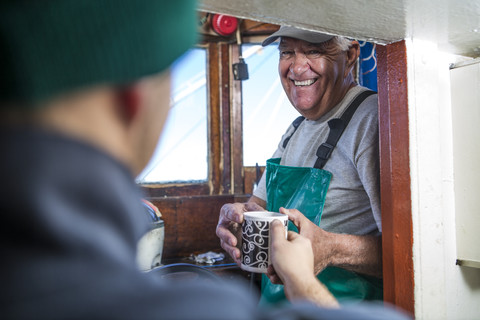Fischer bekommt eine Tasse Kaffee, lizenzfreies Stockfoto