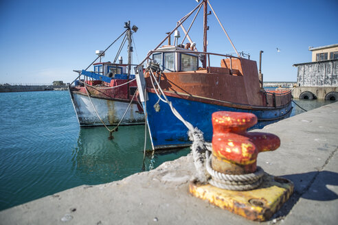 Südafrika, Kapstadt, Festgemachter Trawler im Fischereihafen - ZEF11401