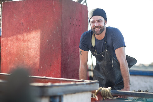 Fischer bei der Arbeit auf einem Trawler - ZEF11408